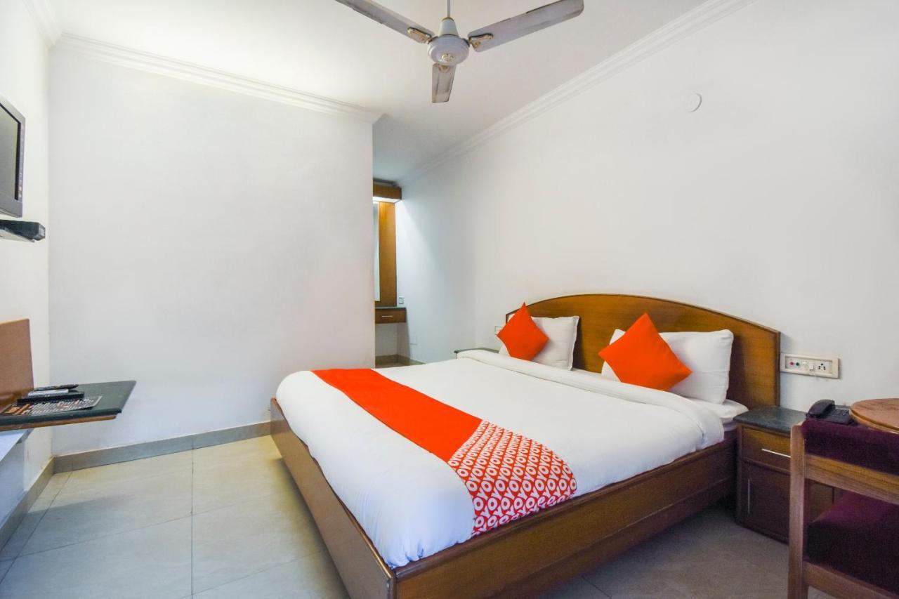 Oyo V International Hotel Amritsar Exterior photo