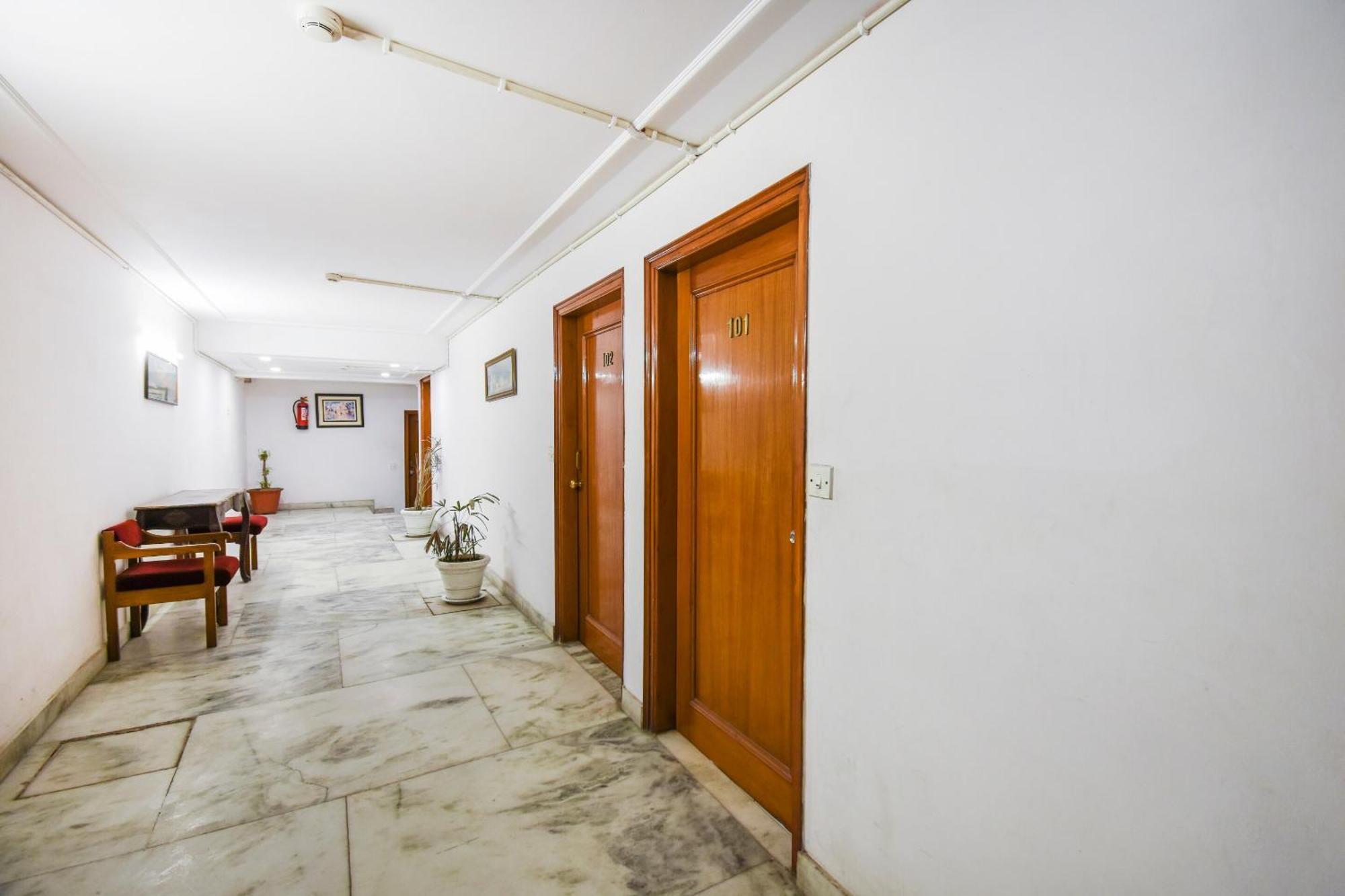 Oyo V International Hotel Amritsar Exterior photo